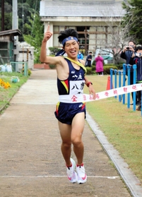 ガッツポーズで優勝を喜ぶ八鹿のアンカー松上隼和選手＝豊岡市出石町口小野
