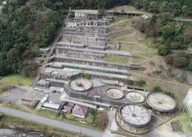 神子畑選鉱場跡＝朝来市佐嚢（小型無人機で撮影）