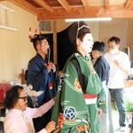 大人用の衣装は今年から新たにそろえた＝沖野神社