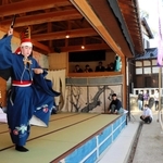 力強い舞を披露する訓谷若手会のメンバーたち＝沖野神社