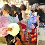 色とりどりにライトアップされた足湯＝新温泉町湯