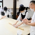 出石皿そば協同組合の組合員たちからそば打ちを教わる生徒たち＝豊岡市出石町小人