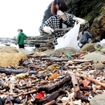 発泡スチロールの破片など漂着した海洋ごみを拾い集める参加者＝猫崎半島
