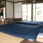 自ら清掃し、布団のセッティングをするレハンさん＝朝来市生野町口銀谷