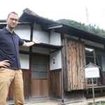 明治期に建てられた旧生野鉱山職員宿舎をゲストハウスとして運営するレハンさん＝朝来市生野町口銀谷