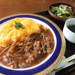 有機卵を使った看板メニューの「生野オムハヤシ」＝朝来市生野町小野