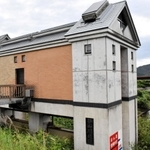 レンガ風の「谷山川樋門」はソーラーパネル付き＝豊岡市出石町弘原