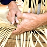 ヤナギを編む寺内さんの手元。３０年近くの職人技が凝縮されている