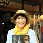 写真集「柳行李」を出版した写真家の山口規子さん＝豊岡市出石町魚屋