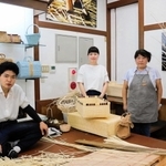 妃柳細工を学ぶ豊岡市の地域おこし協力隊員たち＝豊岡市出石町内町