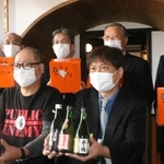 但馬地域の６銘柄をセットにした「但馬の蔵元自慢」をＰＲする北兵庫酒造組合の関係者ら＝田治米