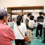 投開票前日の期日前投票所には投票者の列ができた＝浜坂多目的集会施設
