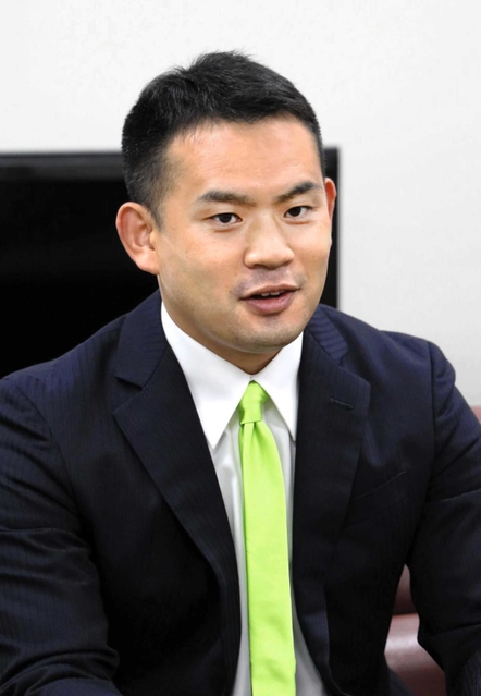 比例復活から一夜明けてインタビューに答える遠藤良太氏＝三田市役所