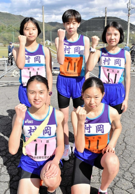 女子初優勝を果たした村岡のメンバー＝豊岡市日高町山田