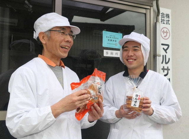 父の正明さん（左）と協力し、製造から経理、営業もこなす佐賀建斗さん＝朝来市石田