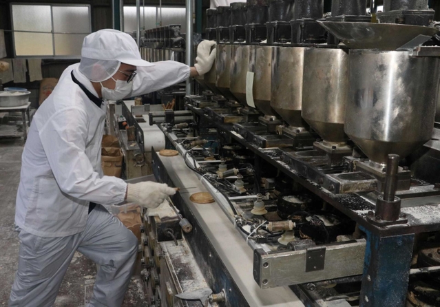 製造の全工程を理解し、現場に立つ佐賀建斗さん＝朝来市石田