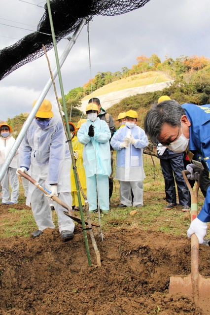 なしおとめの苗木を植える児童ら＝香美町香住区間室