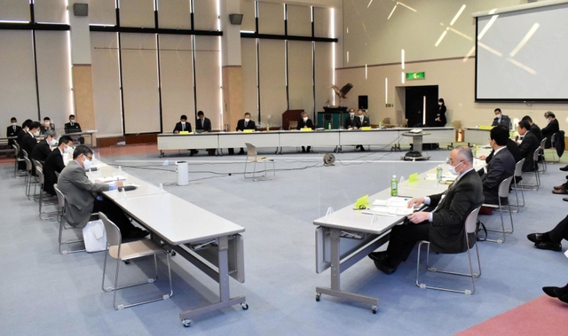 但馬空港の今後について話し合われた懇話会＝但馬空港ターミナルビル