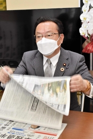 一夜明けて選挙戦を振り返る谷公一氏＝豊岡市塩津町
