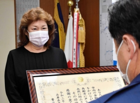 感謝状を贈られる飯田範子さん＝豊岡署