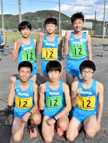 男子３連覇を果たした和田山のメンバー＝豊岡市日高町山田