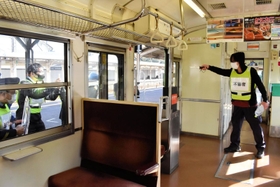 車両内で暴れる不審者役に対応する豊岡署員ら＝ＪＲ豊岡駅