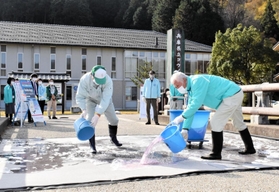 敷地の入口に消毒液をまく職員ら＝県立コウノトリの郷公園