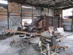 ぽんせんの乾燥機（奥）から出火し、工場２棟が全焼した＝２０１９年１２月（マルサ製菓提供）朝来市石田