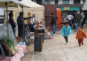 岩津ねぎなど旬の野菜や料理が並んだ「あさごまるまるマルシェ」の会場＝朝来市和田山町竹田