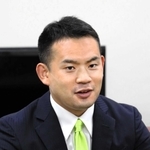 比例復活から一夜明けてインタビューに答える遠藤良太氏＝三田市役所