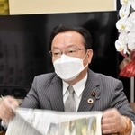 一夜明けて選挙戦を振り返る谷公一氏＝豊岡市塩津町