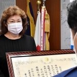 感謝状を贈られる飯田範子さん＝豊岡署