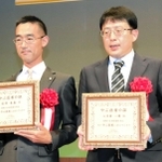 やぶ医者大賞を受賞した松井善典さん（左）と八木田一雄さん＝やぶ市民交流広場