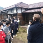 旧生野鉱山職員宿舎「甲社宅」を見学する近畿大付属豊岡中の生徒ら＝朝来市生野町口銀谷