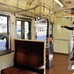 車両内で暴れる不審者役に対応する豊岡署員ら＝ＪＲ豊岡駅