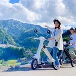 電動バイクに乗って小代地域の豊かな自然を満喫できる周遊サービス「小代ぷちたび」＝今年９月、香美町小代区貫田（香美町小代観光協会提供）