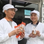父の正明さん（左）と協力し、製造から経理、営業もこなす佐賀建斗さん＝朝来市石田