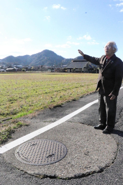 浜坂温泉が初めて見つかった場所。「辺りは水田が広がり、泥の層が温泉の湧出を妨げていた」と説明する谷本勇さん＝新温泉町浜坂