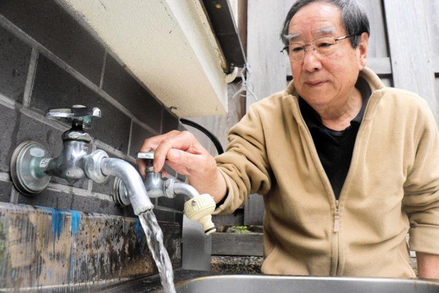 温泉が配湯されている湯村温泉の民家には、水と温泉の２種類の蛇口がある＝新温泉町湯