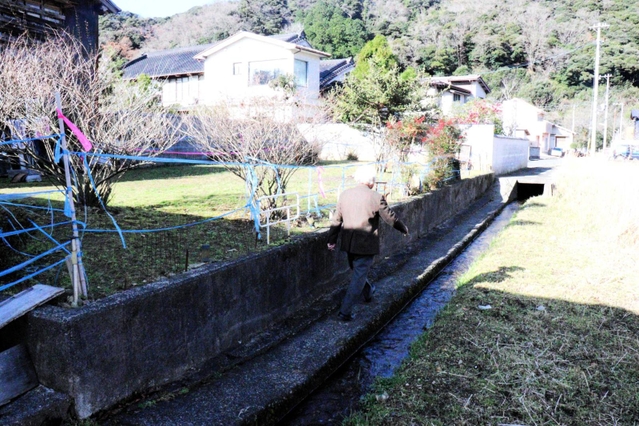 湿地帯のぬかるんだ土地に家屋を建てるために盛り土が施された七釜温泉の民宿街。段差が散見される＝新温泉町七釜