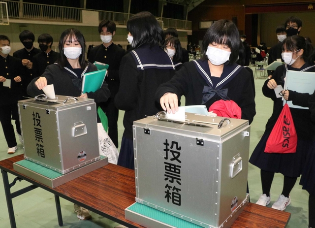 模擬投票を行う生徒＝生野高