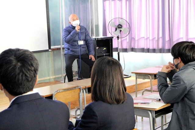 高校生たちに体験談を話す藤本武宏さん＝和田山高校
