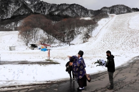 シーズン中の安全などを祈願した冬山開き＝氷ノ山国際スキー場