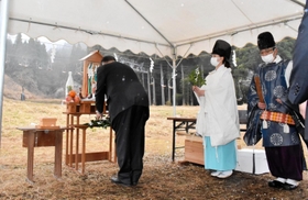 玉串を奉納する参列者ら＝奥神鍋スキー場