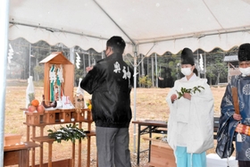 玉串を奉納する参列者ら＝奥神鍋スキー場