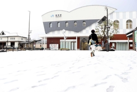 ＪＲ豊岡駅前でもまとまった雪が積もった＝豊岡市大手町