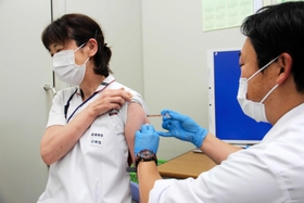 新型コロナウイルスワクチンの３回目接種を受ける医療従事者＝公立香住病院