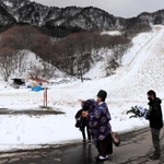 シーズン中の安全などを祈願した冬山開き＝氷ノ山国際スキー場