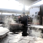 観光客をもてなすＪＲ浜坂駅前の足湯＝新温泉町浜坂