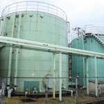 数百トンの源泉が管理されている貯湯タンク＝新温泉町浜坂